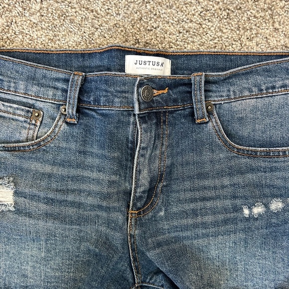 JUSTUSA cut off raw hem jeans shorts. Minor distressing. Stretch. Medium rise - Picture 4 of 10